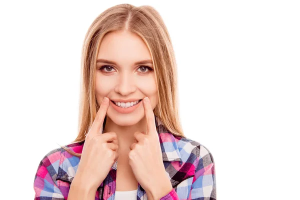 Mujer bonita estirando las esquinas de su boca y haciendo sonrisas —  Fotos de Stock