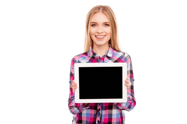 Χαμογελαστό γυναίκα δείχνει άδειο tablet μαύρη οθόνη — Φωτογραφία Αρχείου