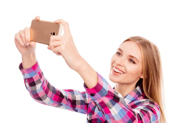 スマート フォンで selfie 写真を撮る幸せな笑顔の女性 — ストック写真