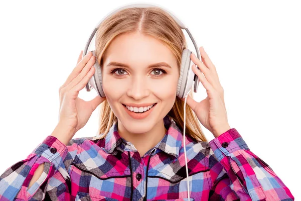 Jovem loira feliz ouvindo música com fones de ouvido — Fotografia de Stock