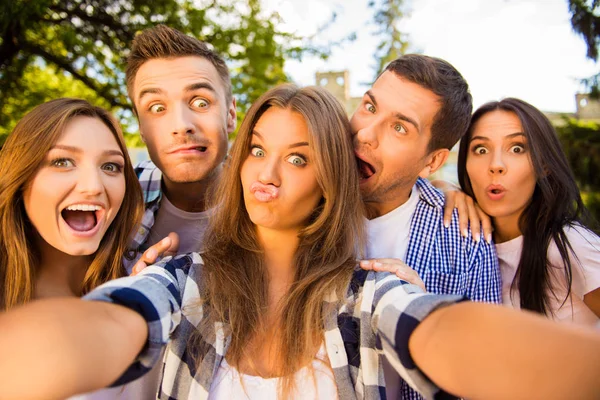 Fünf fröhliche Narren beste Freunde machen Selfie-Foto und havin — Stockfoto