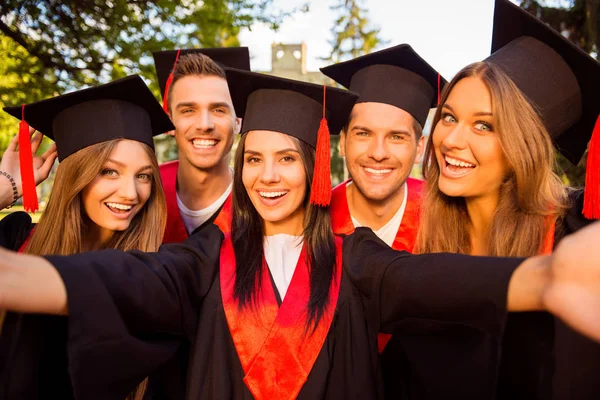Beş başarılı mutlu beş mezunları elbiseler ve şapkalar w heyecanlı — Stok fotoğraf