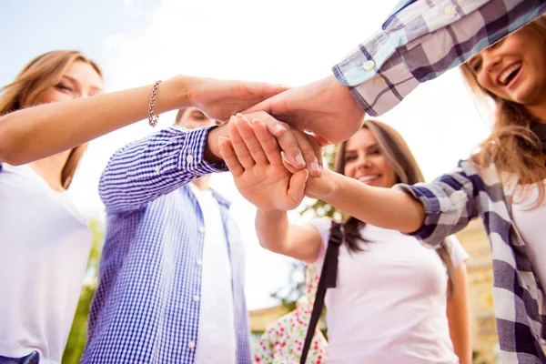 Närbild foto av unga vänner att sätta händerna ovanpå ea — Stockfoto