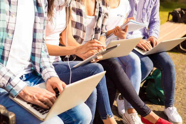 Photo en gros plan de camarades de classe heureux et divers assis sur le banc et — Photo