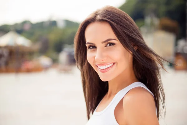 Mooi lachende meisje genieten van warm zomerweer — Stockfoto