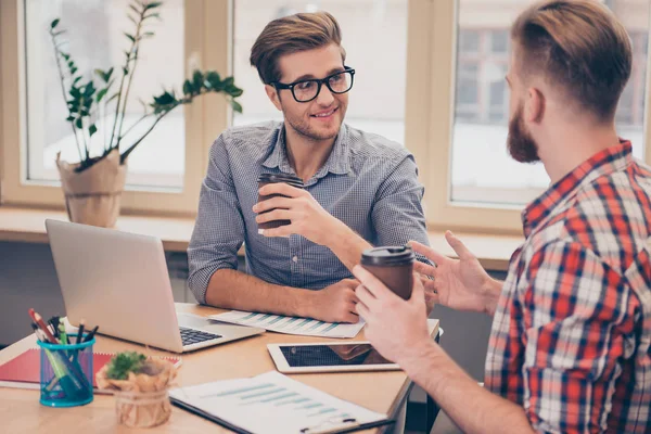 Bedriftskolleger som jobber med pauser og drikker kaffe – stockfoto