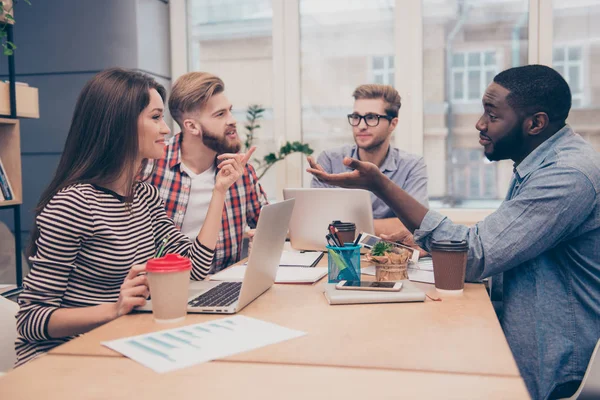 Oppstartsbedriftens arbeidsgruppe ved det moderne kontoret – stockfoto