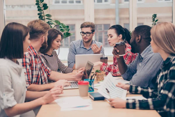 Grupo de jovens empresários a discutir o plano de negócios — Fotografia de Stock