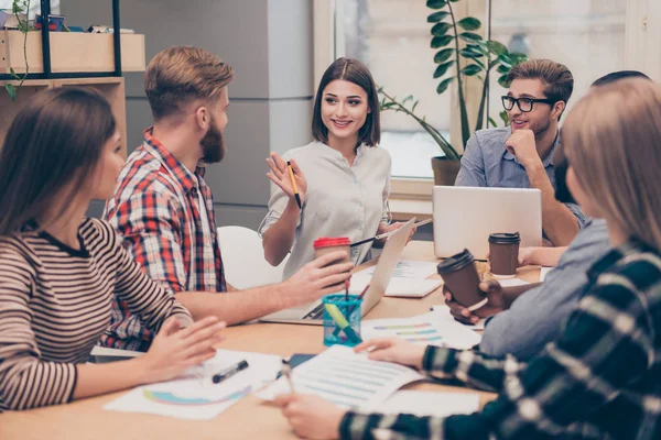 Jonge groep mensen bespreken opstarten businessplan — Stockfoto