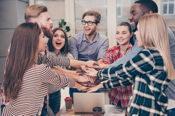 Empresários multiétnicos felizes trabalhando juntos e colocando ha — Fotografia de Stock