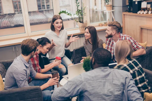 Kierownikami szczęśliwy na seminarium teambuilding w nowoczesnym biurze — Zdjęcie stockowe