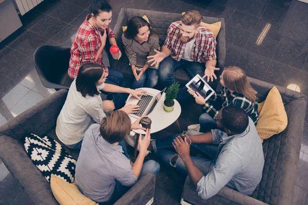 Ovanifrån av unga freelancer diskuterar framtida projekt — Stockfoto