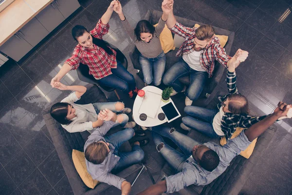 Partnerskap och teambuilding. Grupp av affärsmän med rais — Stockfoto