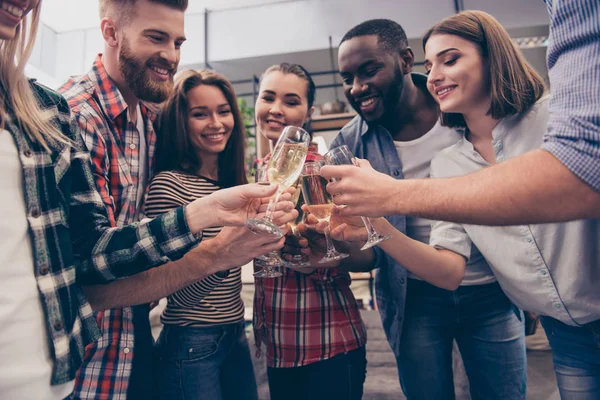 Meilleurs amis heureux prenant un verre ensemble au bureau — Photo