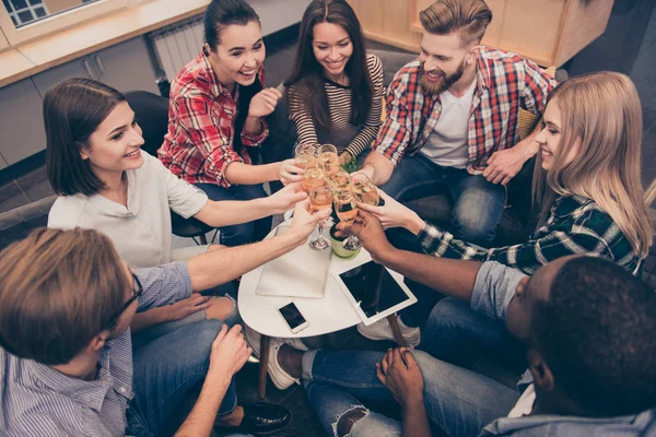 Grupp av leende vänner rosta glas champagne i office — Stockfoto