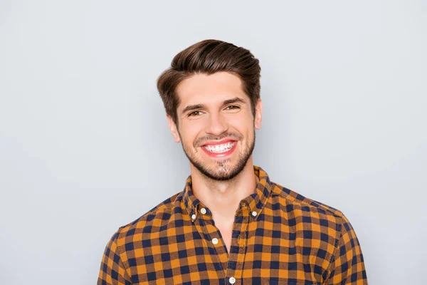 Muotokuva komea nuori mies säteillä hymy harmaa backgr — kuvapankkivalokuva