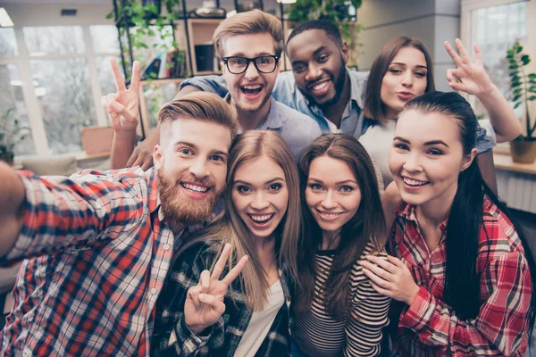 Jóvenes amigos felices gestos v-signo mientras se hace selfie — Foto de Stock