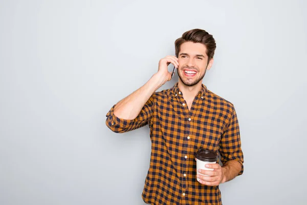 Retrato del hombre feliz hablando por teléfono y bebiendo té — Foto de Stock