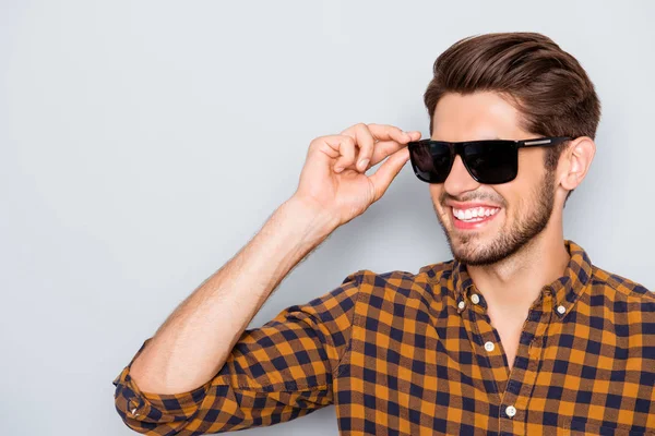 Retrato de fresco feliz jovem vestindo óculos — Fotografia de Stock