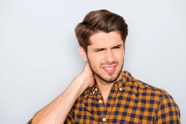 Joven enfermo con fuerte dolor en el cuello — Foto de Stock