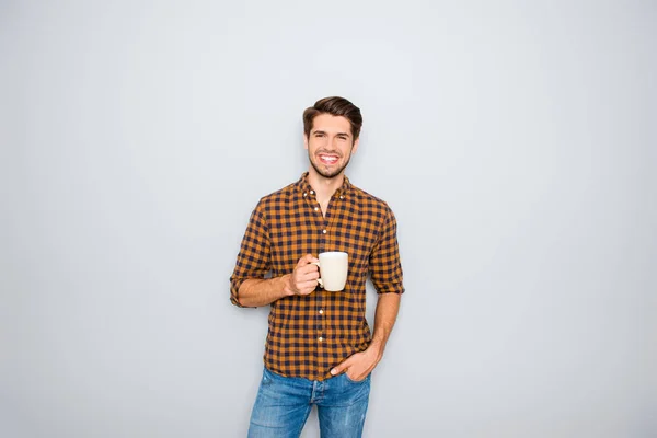 Guapo sonriente hombre con taza de café aislado en gris backgro —  Fotos de Stock