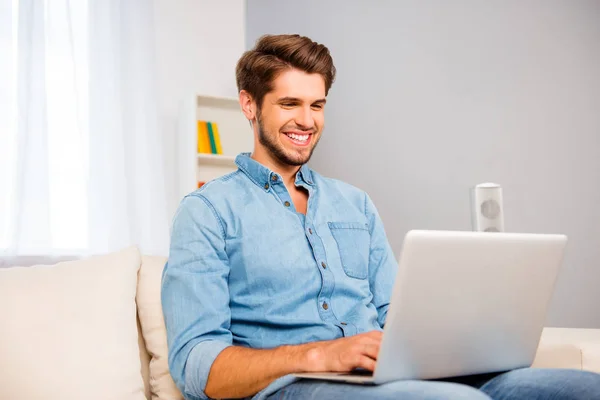 Retrato de jovem freelancer feliz trabalhando no laptop em casa — Fotografia de Stock