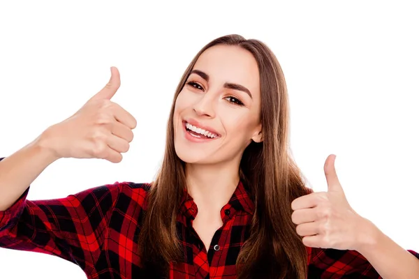 Glad ung brunett kvinna visar båda tummar — Stockfoto