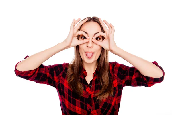 Funny glad tjej att göra glasögon med fingrar och visar tungan — Stockfoto