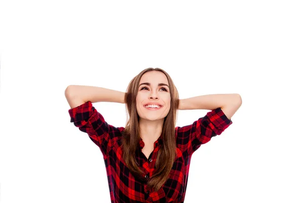 Aantrekkelijke lachende jonge vrouw in een rood shirt opgeheven haar handen u — Stockfoto