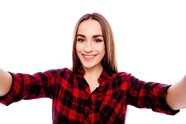 Nagyon boldog nő sugárzó mosollyal, hogy selfie — Stock Fotó