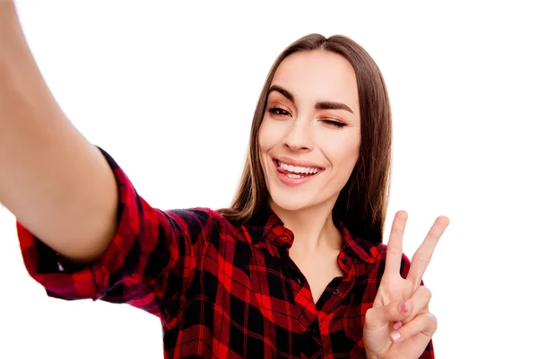 Boldog vidám nő mutatja, v-sign, és miközben sel kacsintás — Stock Fotó