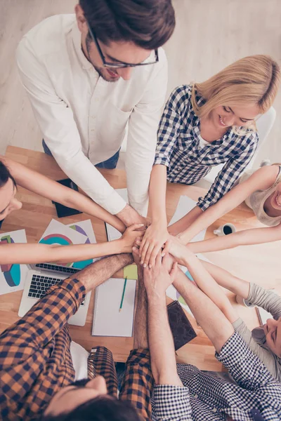 Bovenaanzicht van een groep jonge mensen samen hand in hand — Stockfoto