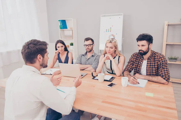 Bedriftsgruppe som arbeider sammen i sitt prosjekt ved kontoret – stockfoto