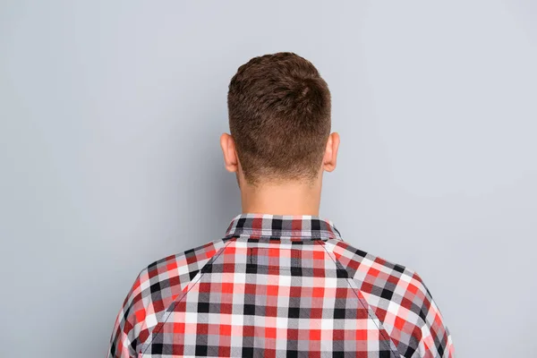 Πίσω όψη του νεαρός άντρας σε chekered πουκάμισο σε γκρίζο φόντο — Φωτογραφία Αρχείου