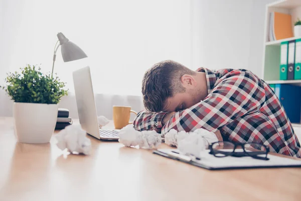 Gerente agotado con exceso de trabajo durmiendo en la mesa después del día de trabajo —  Fotos de Stock