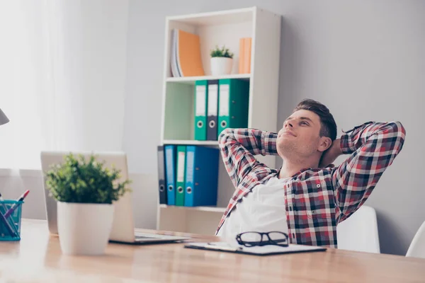 Giovane lavoratore felice avendo pausa e riposo dopo una dura giornata — Foto Stock