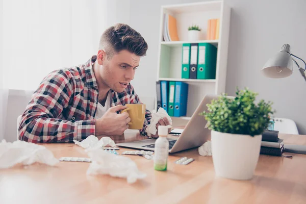 Sakit bahagia pria dengan grippe bekerja dengan laptop di kantor — Stok Foto