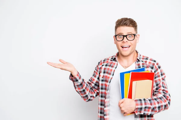 Giovane felice studente geniale con grande idea che punta — Foto Stock