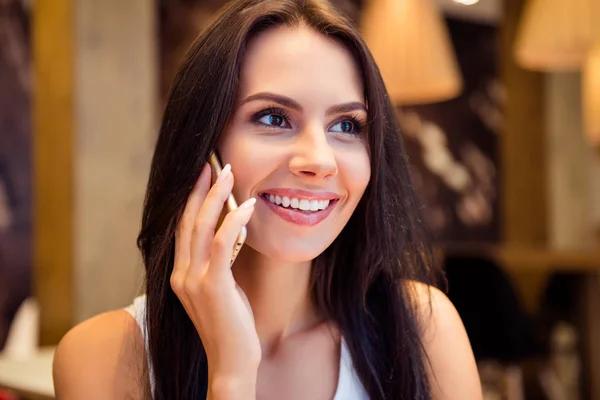 Retrato de mujer hermosa con sonrisa radiante hablando por teléfono —  Fotos de Stock