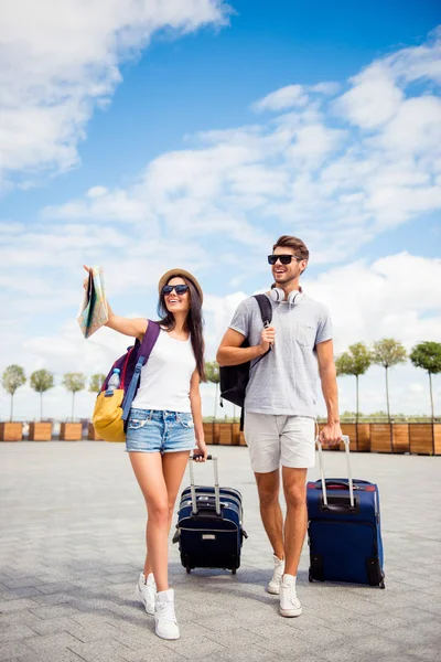 Dva mladí turisté se zavazadly, najít cestu k hotelu od airpor — Stock fotografie