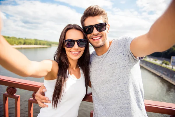 Alegre feliz hombre y mujer teniendo caminar y hacer selfie — Foto de Stock