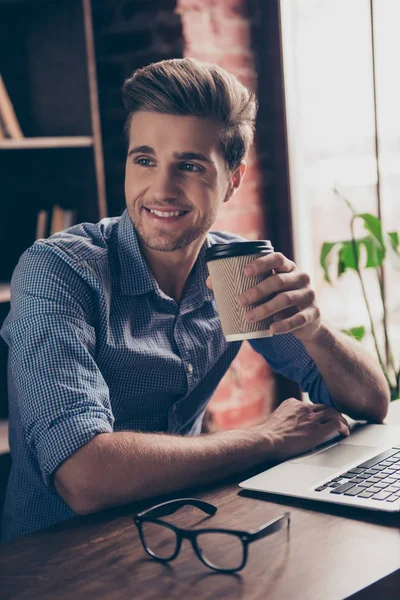 Портрет молодого щасливого менеджера, який відпочиває і п'є каву — стокове фото