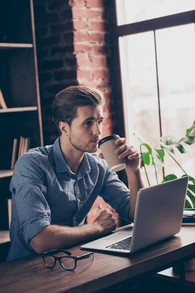 Podobizna smýšlející muže pití kávy během přestávky — Stock fotografie