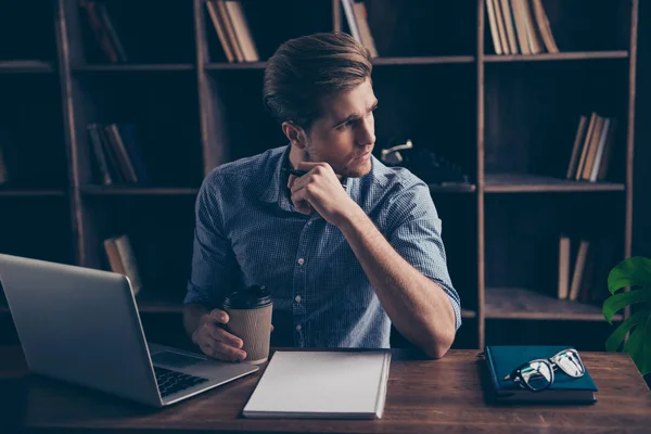 Joven gerente pensando en una mejor manera de crear un plan de negocios — Foto de Stock