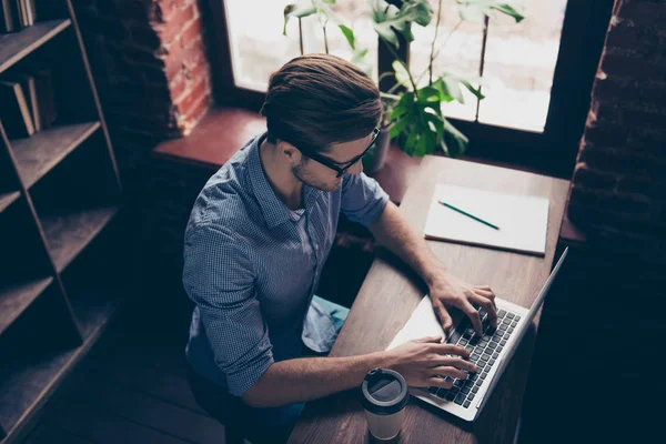 Üstten Görünüm konsantre Yöneticisi office içinde laptop üzerinde çalışıyor — Stok fotoğraf