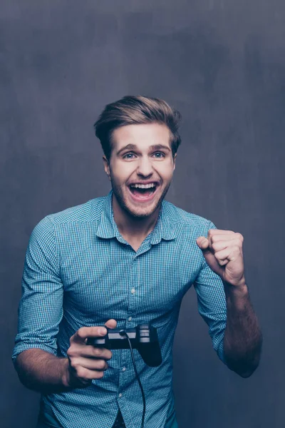 Портрет взволнованного веселого человека, играющего в видеоигры — стоковое фото