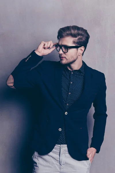 Retrato de hombre de moda guapo con traje y gafas — Foto de Stock