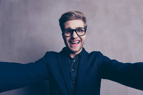 Joven feliz hombre de negocios riendo en gafas haciendo selfie — Foto de Stock