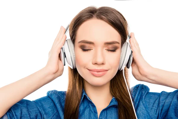 Porträtt av avslappnad vacker kvinna lyssnar musik i hörlurar — Stockfoto