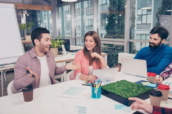 Jóvenes colegas felices planificación de la estrategia de trabajo futuro — Foto de Stock